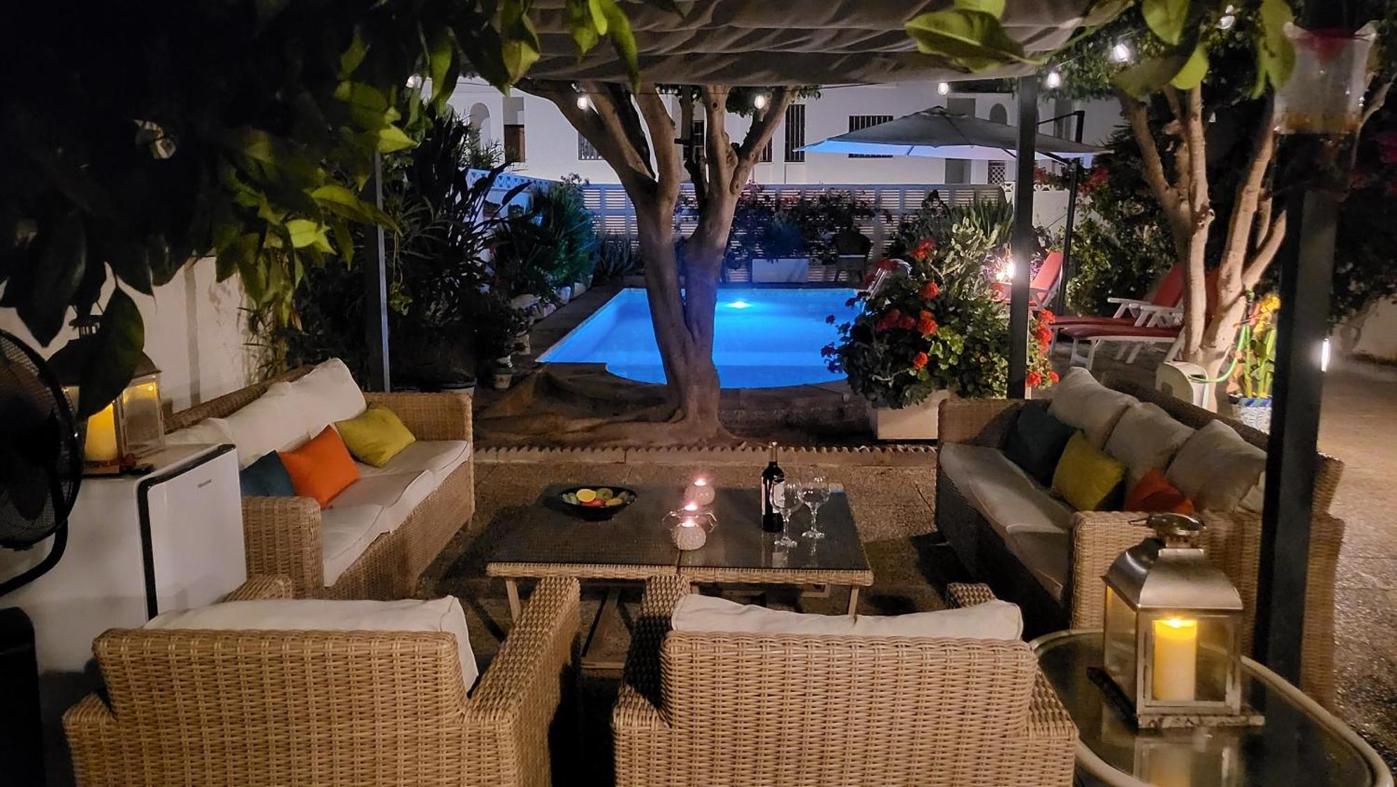 Large Villa Private Pool And Garden Near Beach Roquetas de Mar Extérieur photo